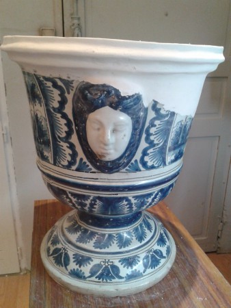 pot de Médicis de Nevers , en cours de restauration ( le blanc est la par(tie refaite, avant peinture)